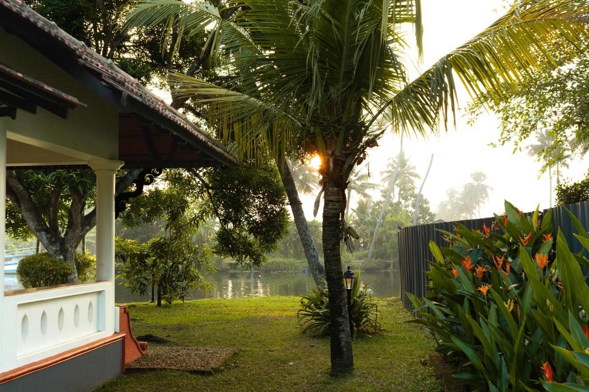 Palmgrove Lake Resort Alappuzha Exterior photo