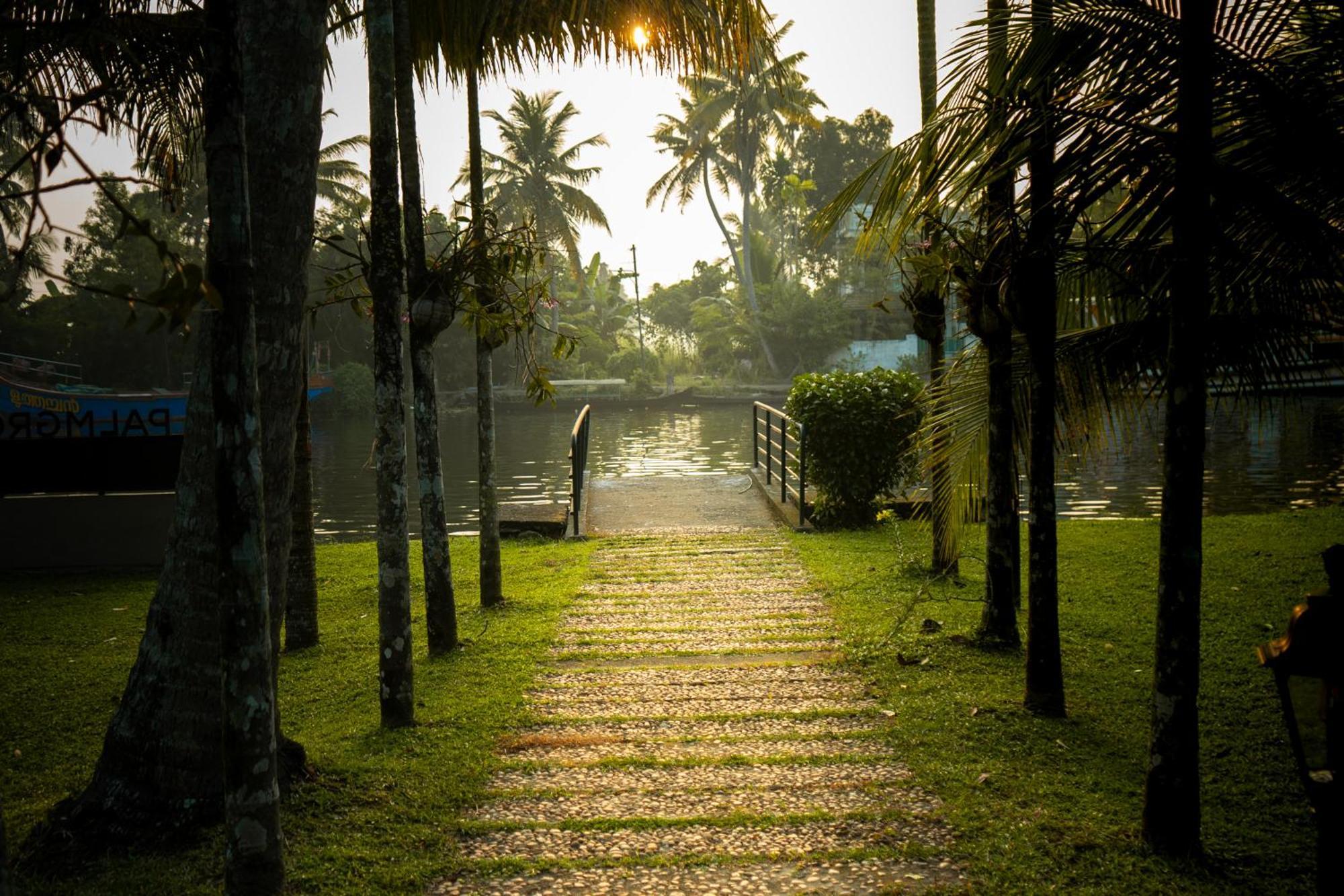 Palmgrove Lake Resort Alappuzha Exterior photo